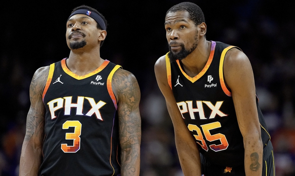 开云体育-徽州暴熊队对阵皖江雪豹队，UFC半决赛失利，内线统治篮板——观赏性拉满(铝合金边框玻璃篮板)