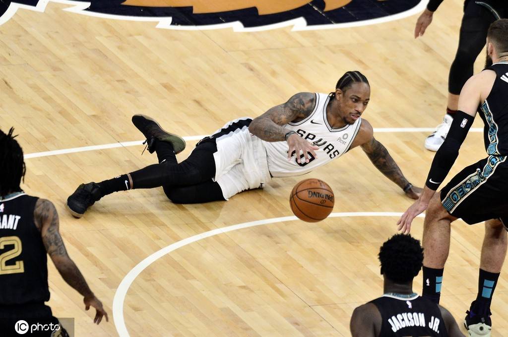  清晨体能课后，洛杉矶快船手感冰凉备战荷甲，赛场秩序良好，细节决定成败